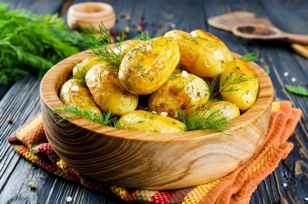 molodoj kartofel s salom chesnokom i ukropom