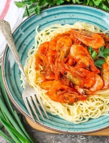 Креветки в томатном соусе со спагетти