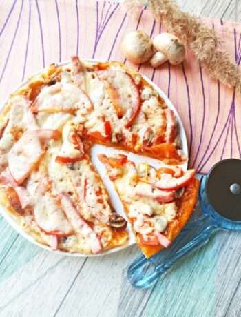Пицца с колбасой и грибами в мультиварке