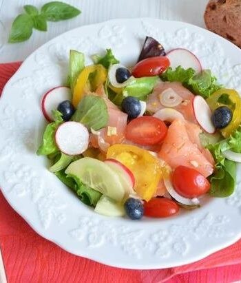 Овощной салат с копчёным лососем и голубикой