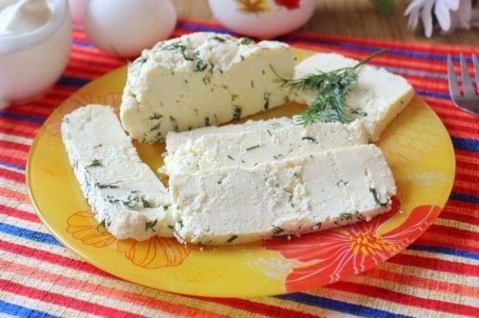 Домашний сыр из сметаны с зеленью