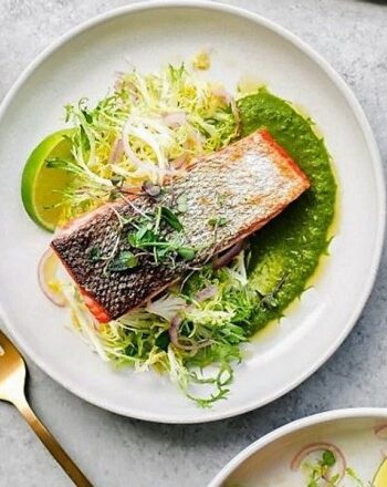 Жареный лосось с зелёным соусом чили и салатом фризе