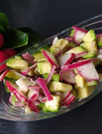 Легкий салат с авокадо и маринованным луком