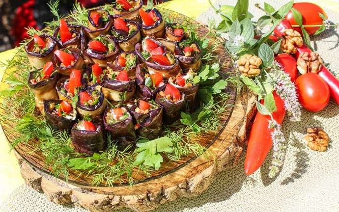 Рулетики из баклажанов с помидорами и грецкими орехами