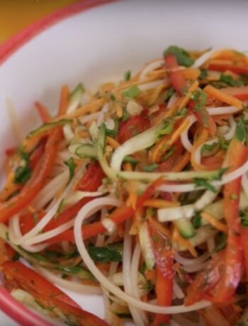 Азиатский салат с лапшой и овощами