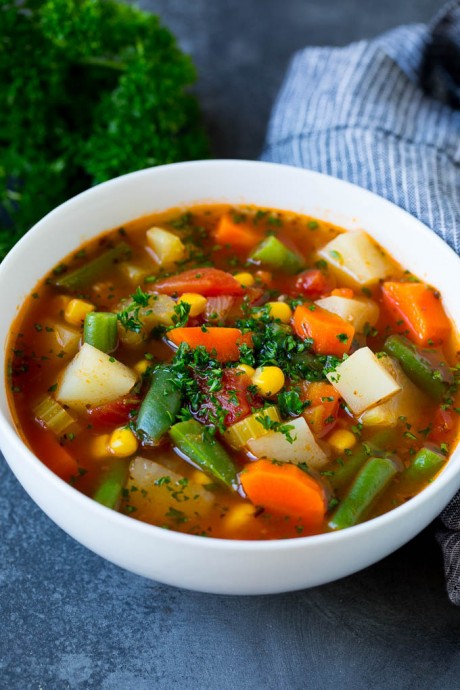 Овощной суп с кукурузой, томатами и зеленью