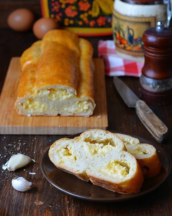 Пирог с плавленым сыром и яйцом