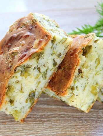 Деревенский сырный пирог с зеленым луком