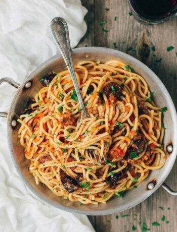 Спагетти с маслинами и соусом из свежих томатов