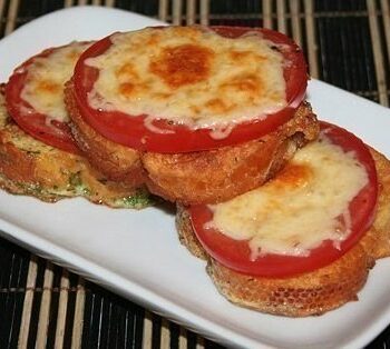 Жареные гренки с помидорами и сыром на завтрак