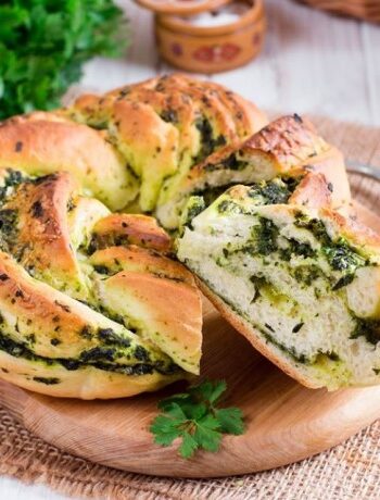 Хлеб-плетёнка с сыром и зеленью