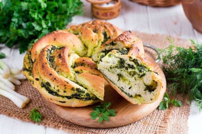 Хлеб-плетёнка с сыром и зеленью