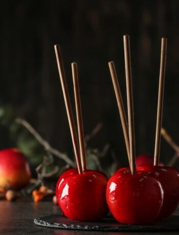 Карамельные яблоки на палочке для детей