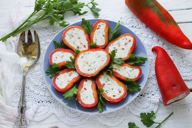 Закуска из перцев. Закуска фаршированный болгарский перец плавленым сыром. Перец болгарский фаршированный сыром. Перец болгарский фаршированный сыром закуска. Перец с сыром и чесноком закуска.