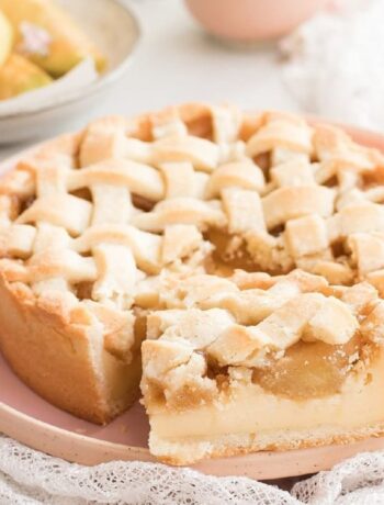 Песочный пирог с заварным кремом и карамелизированными яблоками
