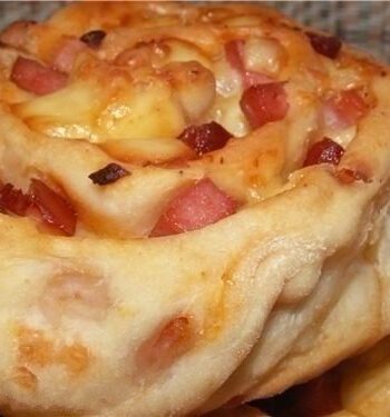 Пиццы-розочки из мяса и сыра
