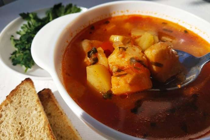 Рыбный суп с пангасиусом, томатами и соевым соусом