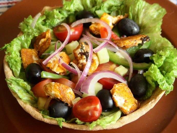 Салат а-ля греческий в съедобных тарелочках