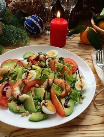 Салат с креветками, авокадо и кедровыми орешками