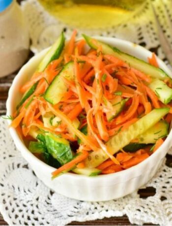 Салат с морковью по-корейски, чесноком и свежим огурчиком