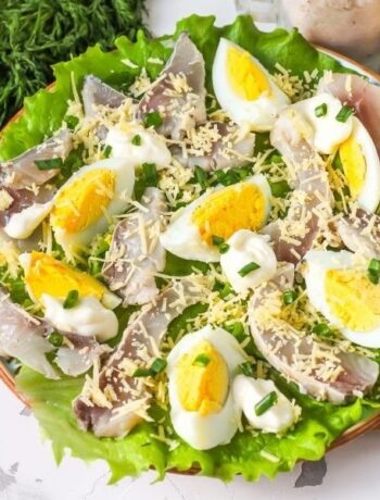Салат с рыбой и яйцами