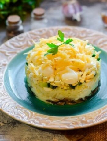 Салат с сыром, картофелем и грибами