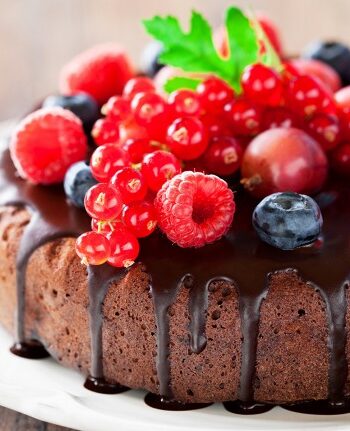 Шоколадный пирог со свежими ягодами