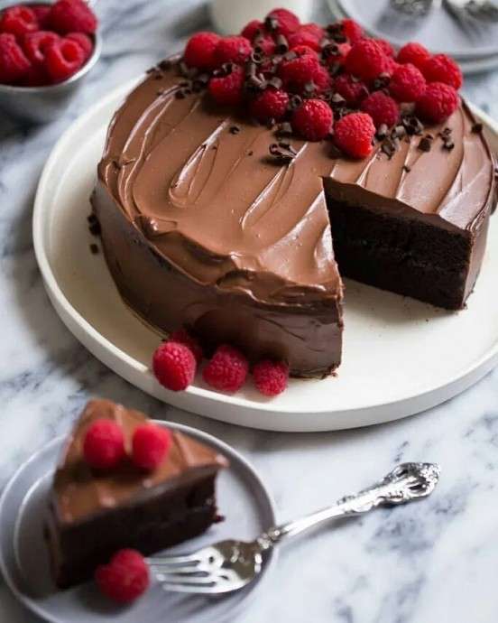 Шоколадный торт на сметане с малиной