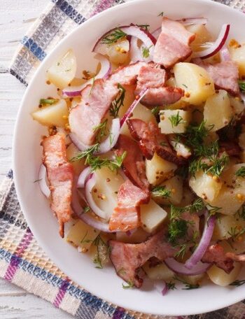 Картофельный салат с грудинкой и луком