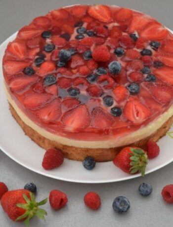 Тирольский пирог с ягодами и нежным кремом