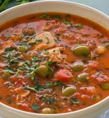 Томатный суп с консервированной горбушей и оливками