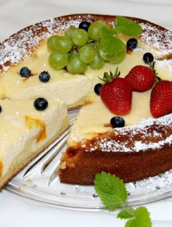 Творожный пирог с ягодами и сгущенкой