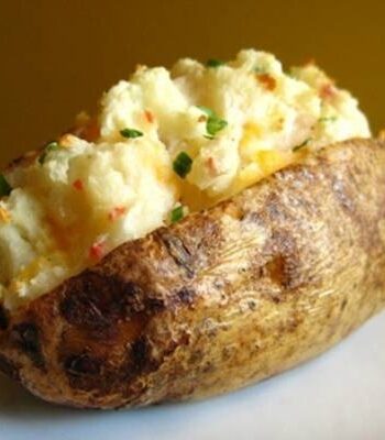 Запеченный картофель с соусом