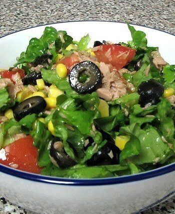Зеленый салат с тунцом