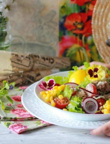 Салат с тунцом, кукурузой и помидорами