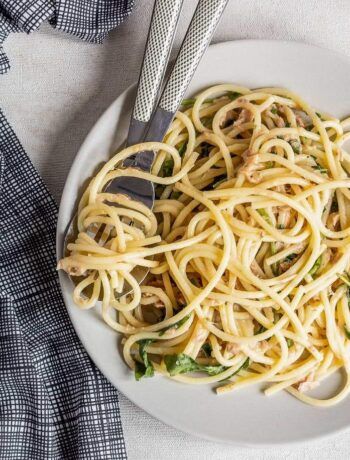 Спагетти с тунцом, лимоном и рукколой
