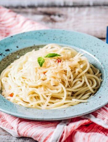 Спагетти со свежим чесноком и перцем чили