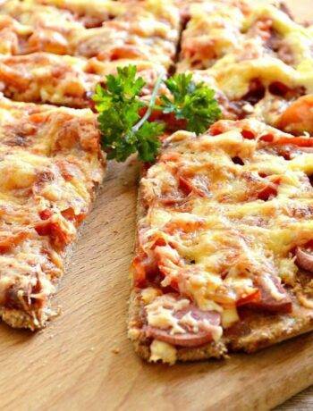 Пицца с сосисками и копченой колбасой