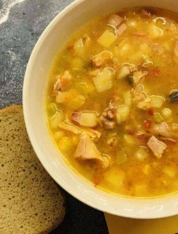 Наваристый суп на бульоне из индейки и копченостей