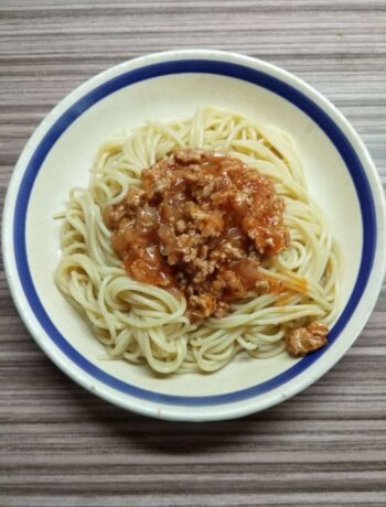 Спагетти с томатной подливкой с индейкой