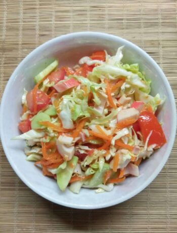 Салат с крабовыми палочками, капустой и морковкой по-корейски