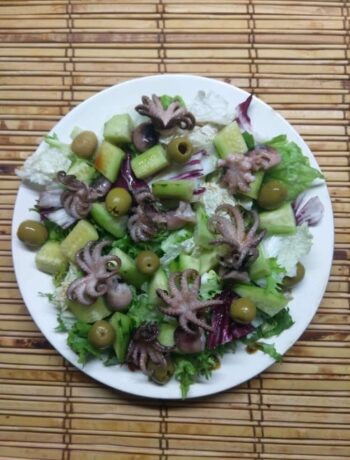Салат с осьминогами, огурцами и оливками