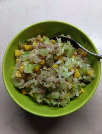 Салат с капустой, тунцом и кукурузой