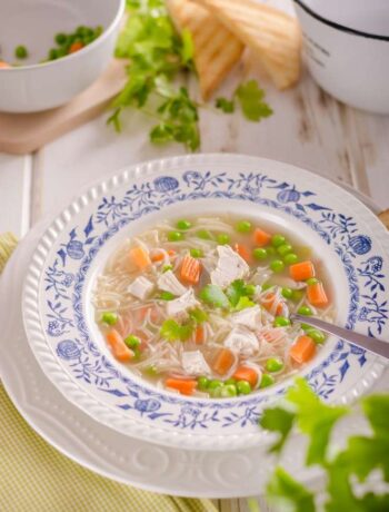Куриный суп с вермишелью, морковью, зеленым горошком