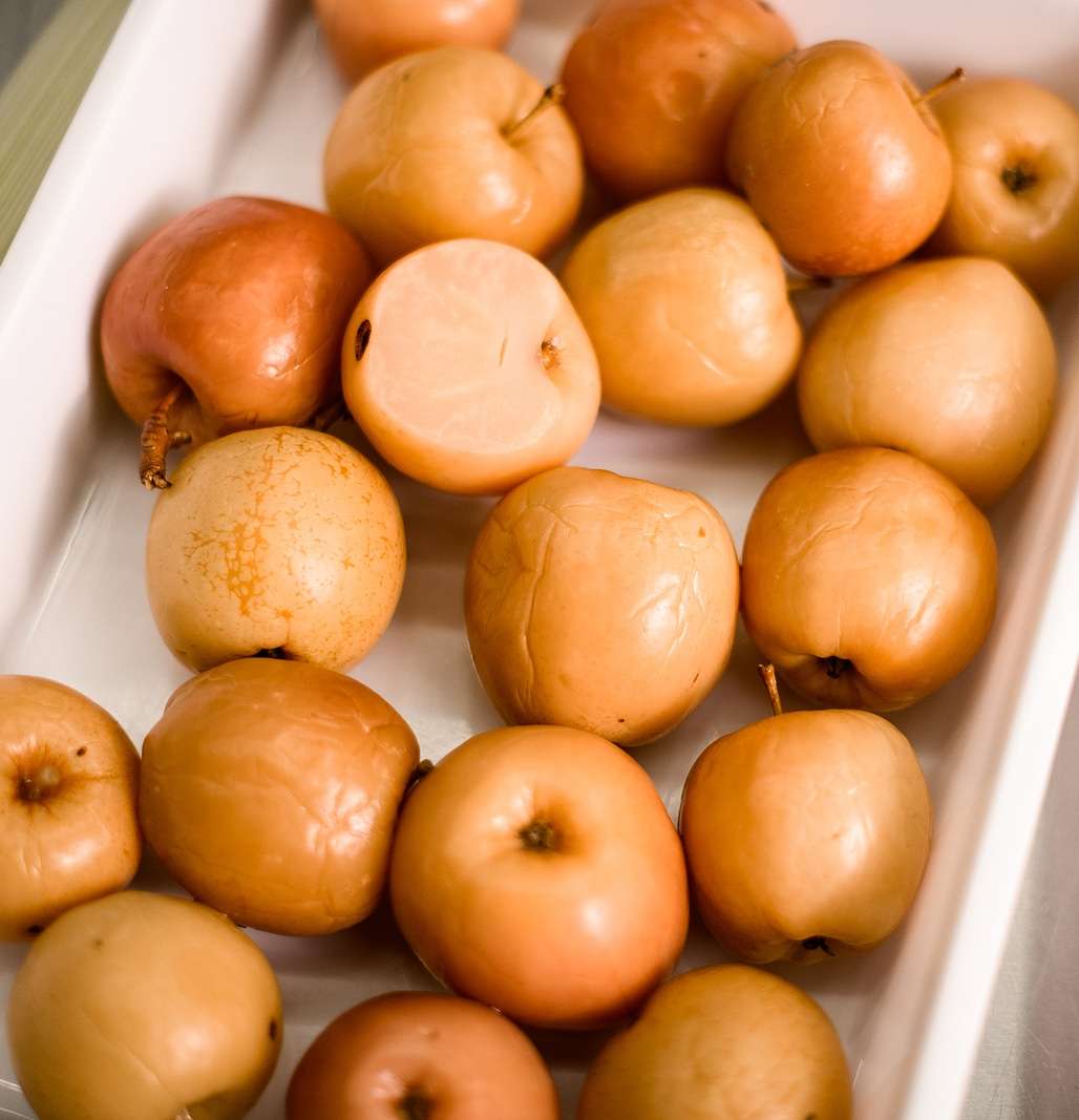 Рецепт моченых яблок в банки. Яблоки богатырь моченые. Моченые яблоки. Соленые яблоки. Моченые груши.