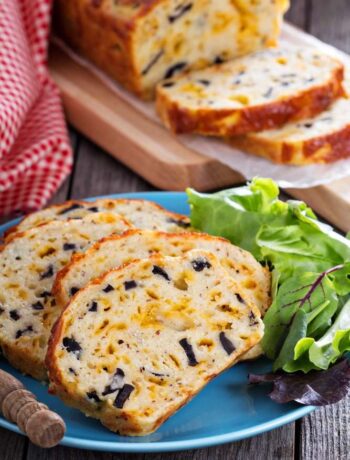 Пикантный хлеб с сыром и маслинами