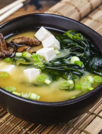 Мисо суп с водорослями и тофу