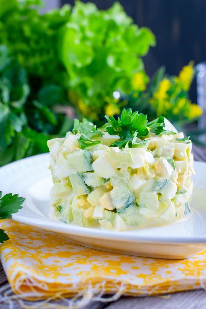 Свежий салат из огурцов с сельдереем и яйцами