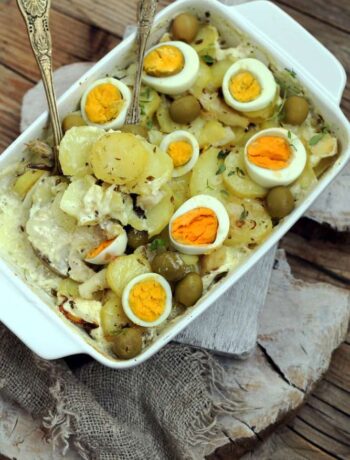Запеченная треска с картошкой, яйцами, оливками