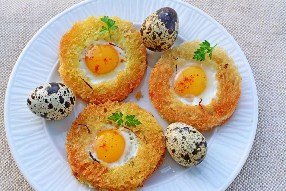 Завтрак — перепелиные яйца в хлебе